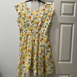 Lie sleeveless and lined flowery dress. Size 14.